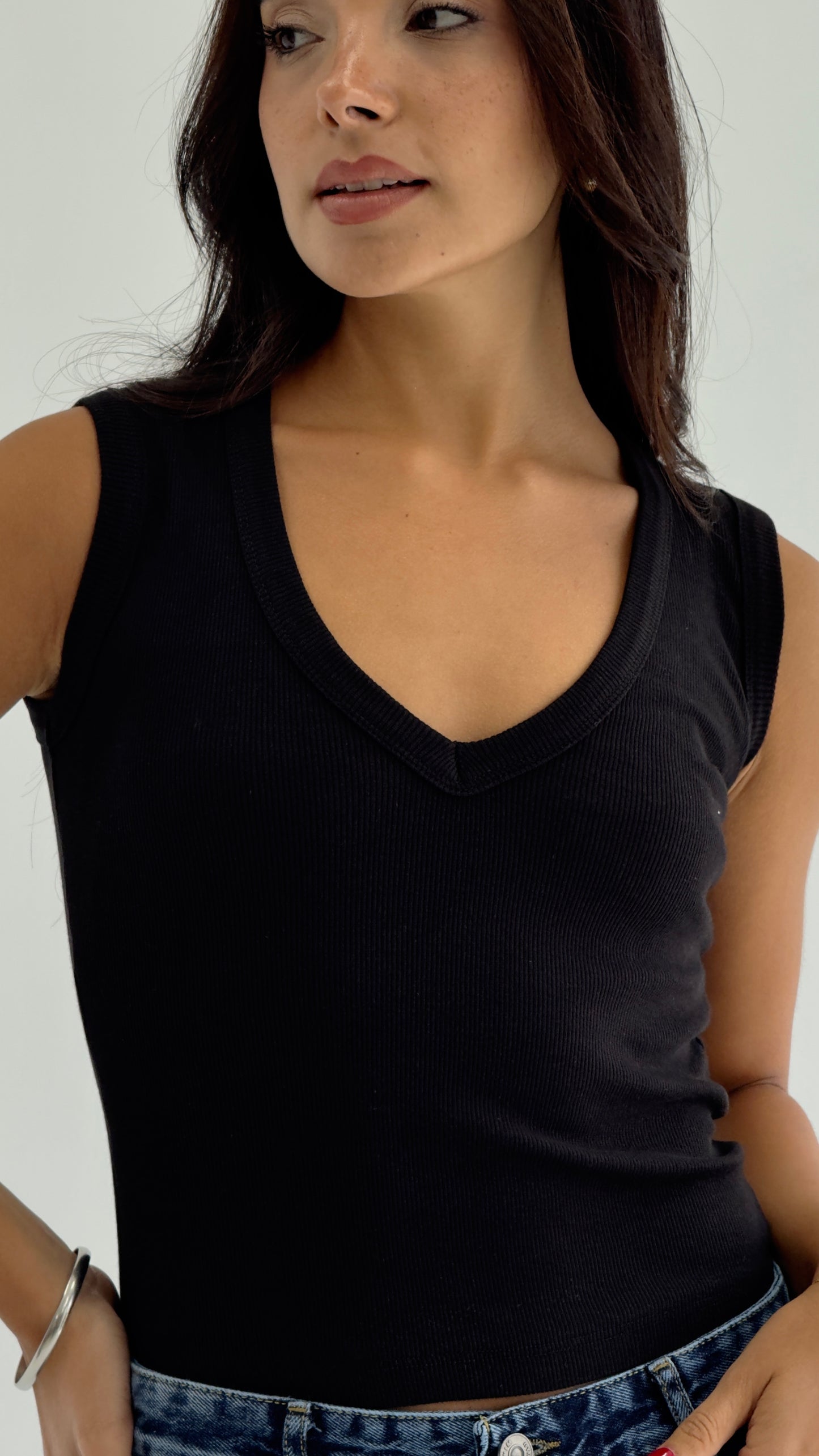 V-NECK RIBBED